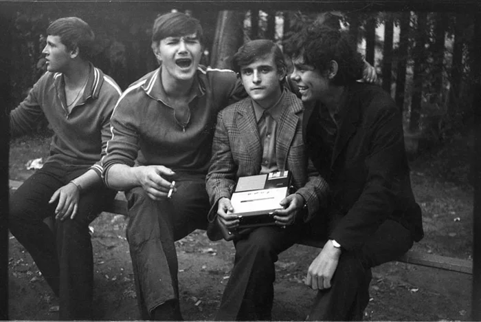 Компания друзей во дворе: воспоминания из 70-х