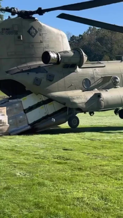 Чинук выкладывает груз