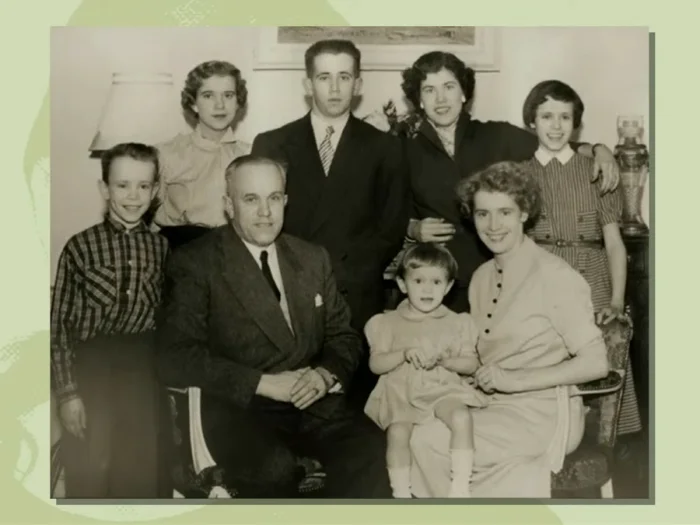 Журналистке пообещали 4млн долларов, если она прекратит писать о том, что Бриджит Макрон - мужчина