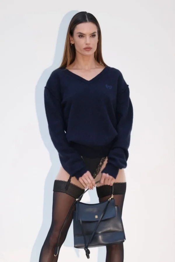 Звездное появление: Алессандра Амброзио на показе Balenciaga в столице моды