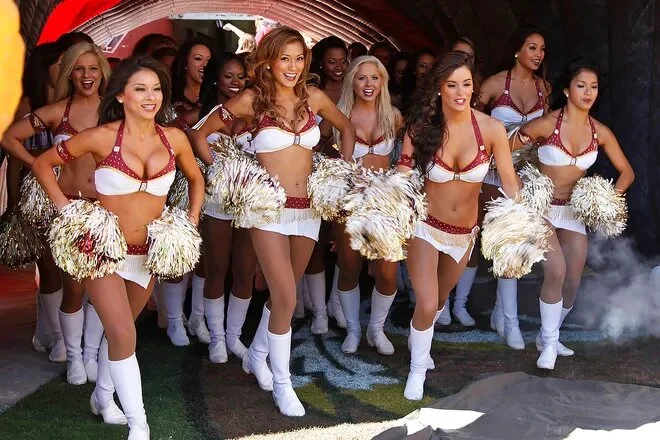 Почему симпатичные девушки в группе выглядят привлекательнее — феномен чирлидерш