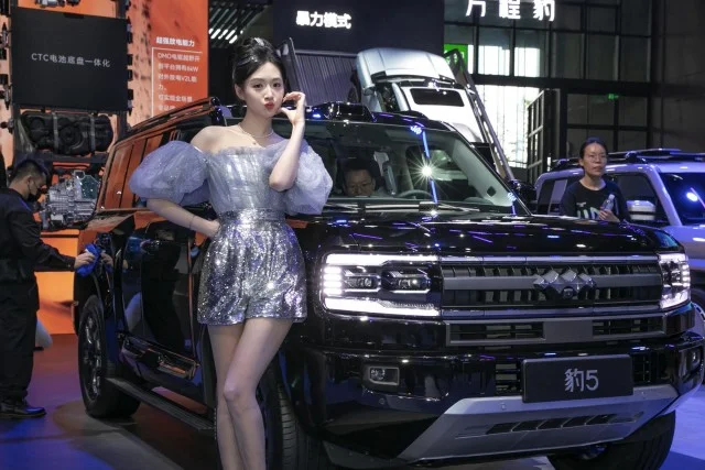 Очарование автосалона: самые яркие девушки с выставки в Шанхае-2025