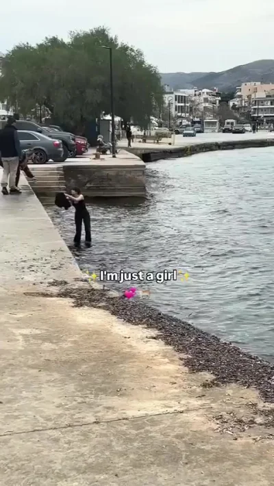 Девушка залезла в воду, чтобы спасти кошку