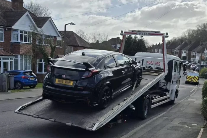 Неожиданная сделка: британец приобрёл собственную машину в автосалоне