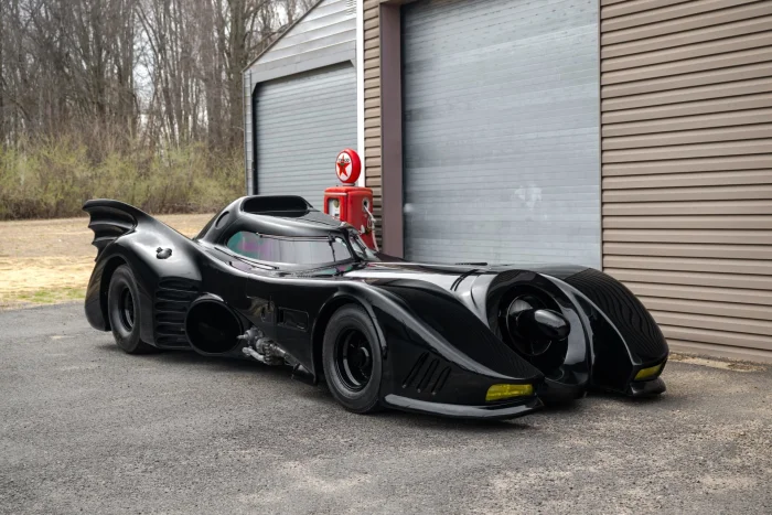 Культовый Бэтмобиль 1966 года продали на аукционе в США