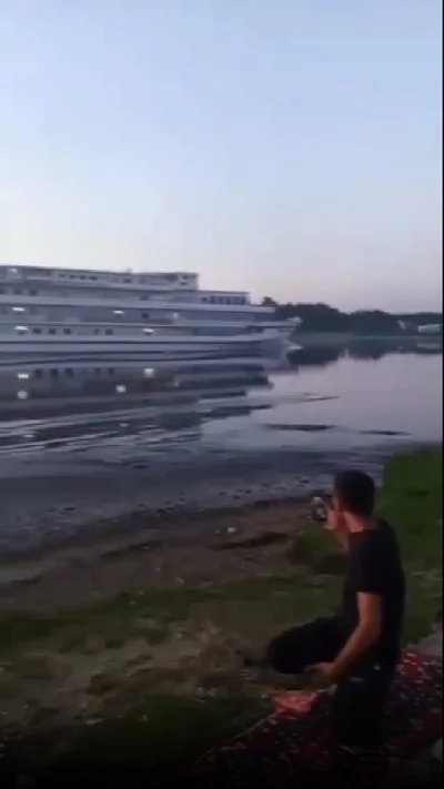 А теплоход по речке плыл