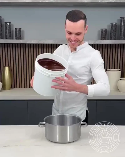 Шоколадный хот-дог