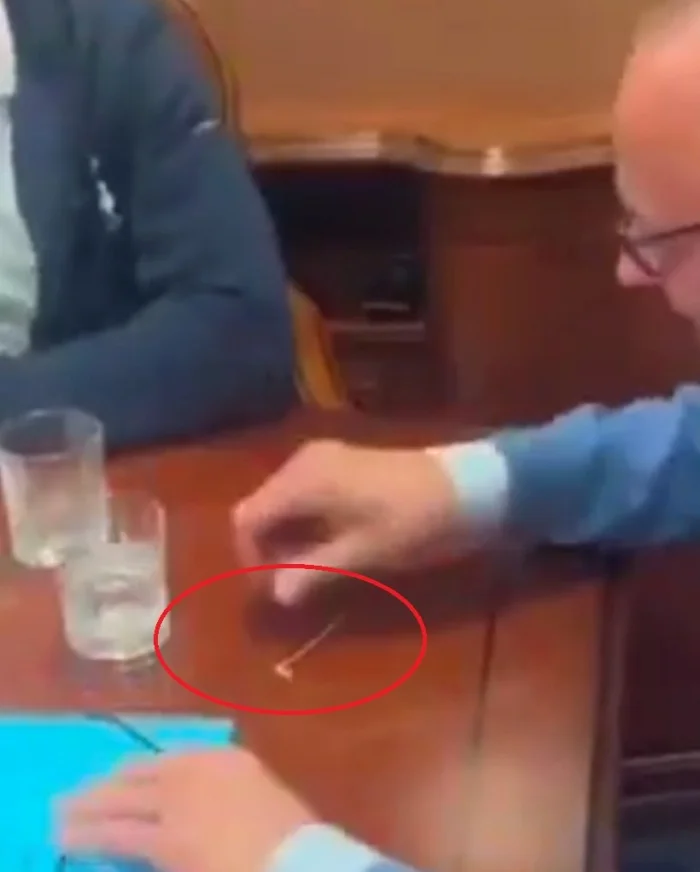 В Париже объяснили, что за белый свёрток прятал Макрон