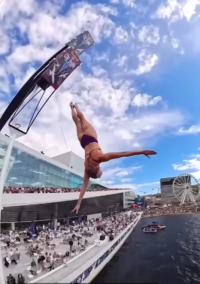 Съемка прыжка в воду с видекамеры на палке