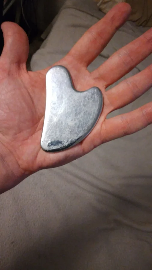 Блестящий плоский металлический предмет