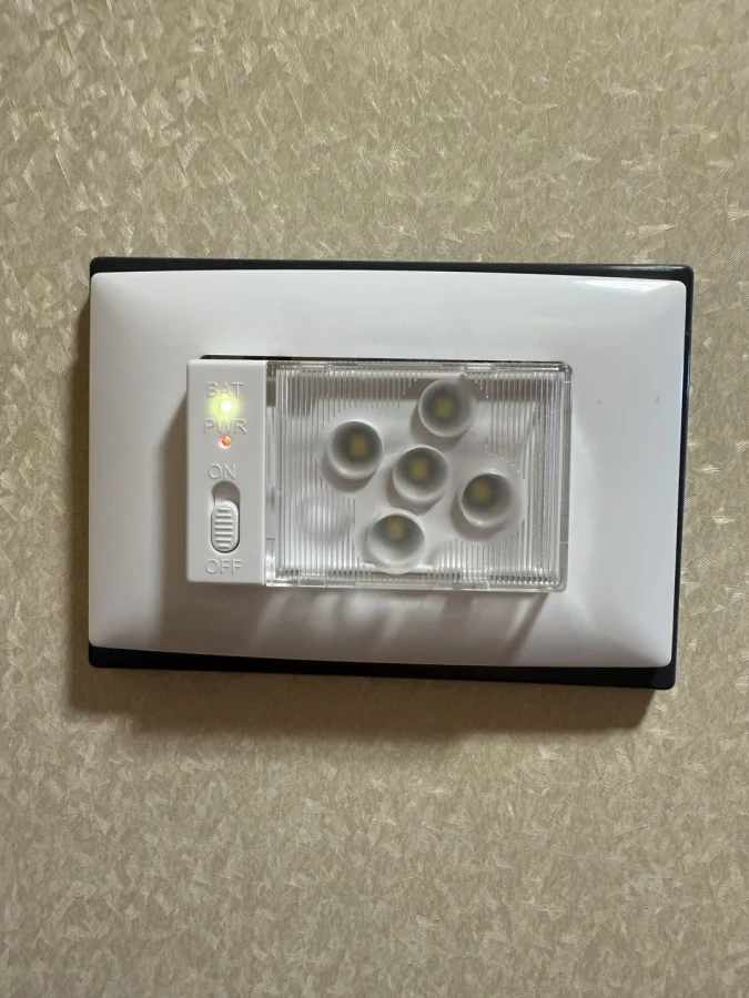 Устройство на стене каюты