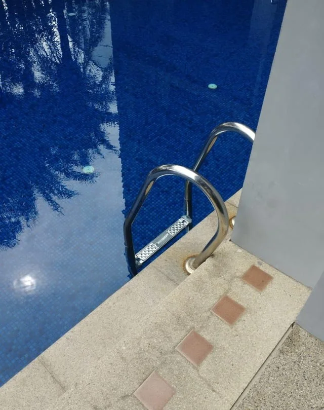 Лестница в бассейне