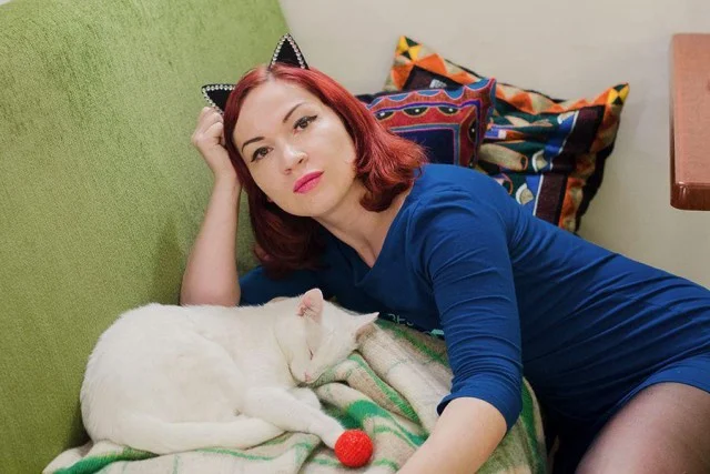 Как зрелые женщины очаровывают молодых: 3 нехитрых приёма влияния