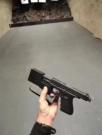 Автоматический "Glock" с глушителем