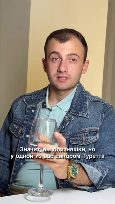 Та что в розовом нормальная