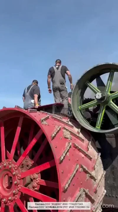 Паровой трактор Case с двигателем мощность 150 л.с. и плуг John Deere, на выставке James Valley в Андовере