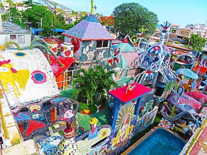 Фустерландия: как художник с Кубы создал сказку из бедности