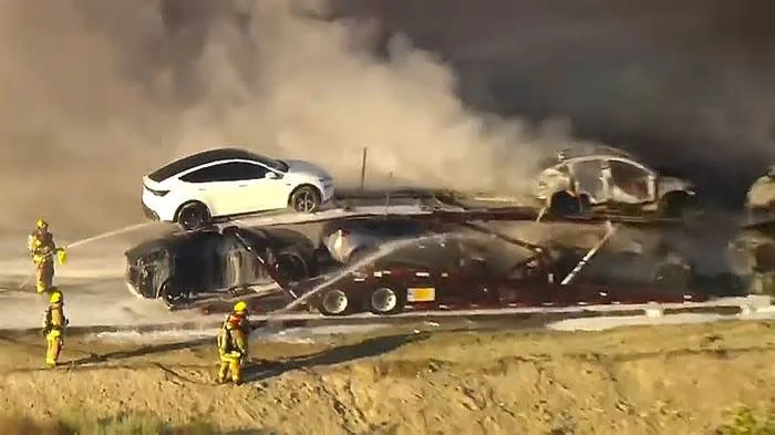 Свежак: Грузовик с 7 электромобилями Tesla загорелся в Калифорнии (то ли сам, то ли от Tesla)