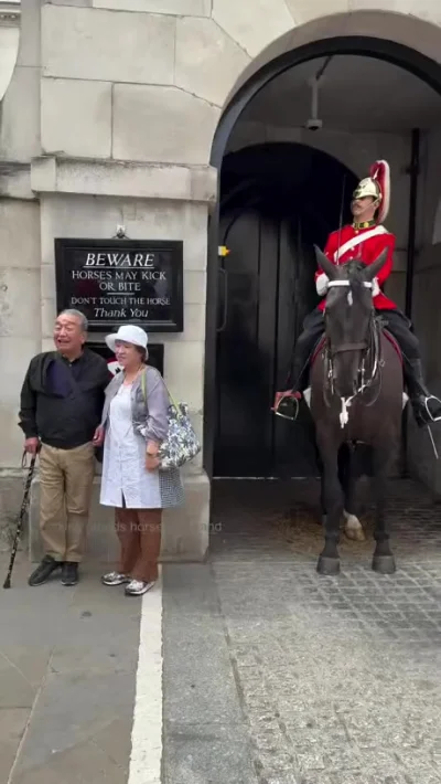 Как правильно фотографироваться с конным гвардейцем