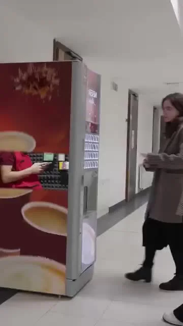Жесть! Человек в кофейном аппарате!