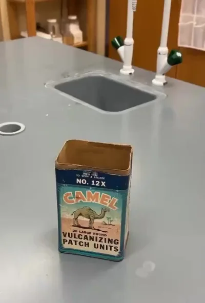 75 лет. Работает