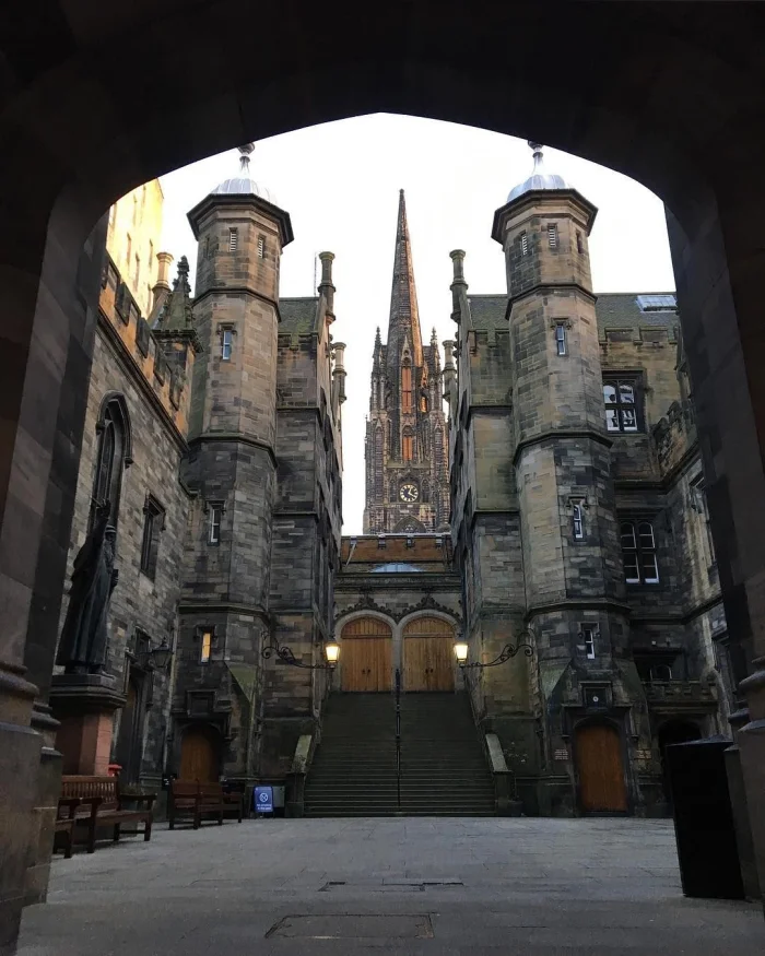 Неоготическая архитектура Нового колледжа Эдинбургского университета