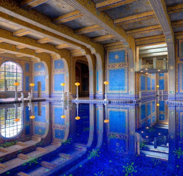 Голубой бассейн в замке Херст в Калифорнии, США