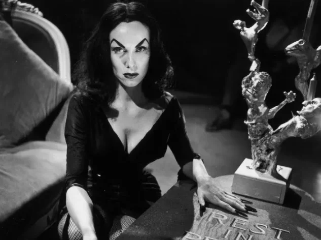 Закулисье фильма «Эльвира — повелительница тьмы»: как создавали культовую картину