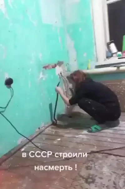 Демонтаж деревянных плинтусов в старом советском доме - это каторга