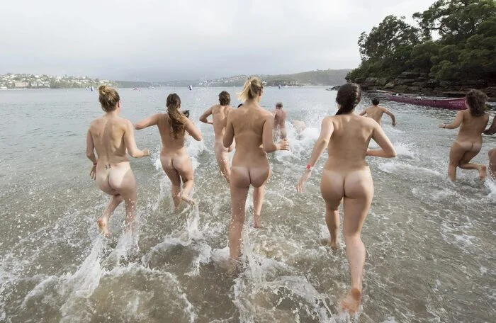 Нудистки светят