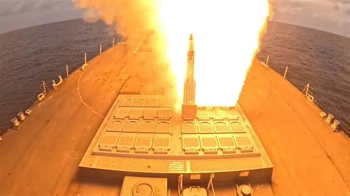 Откуда из эсминца вылетают ракеты?