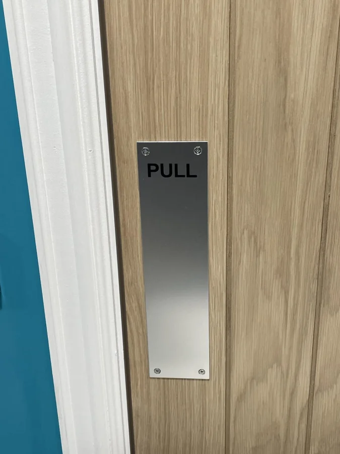 30 курьёзных ошибок, над которыми невозможно не посмеяться