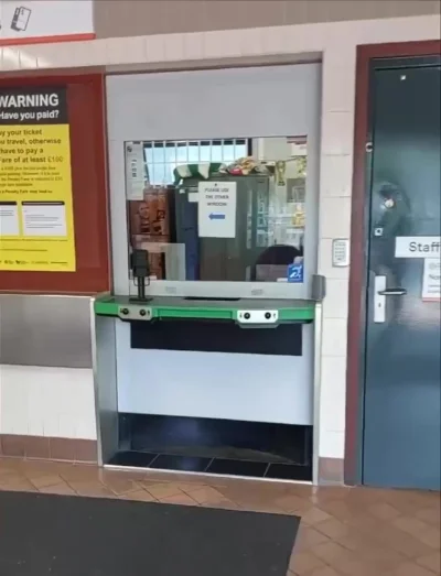 Мужчина, что вам? У нас обед!