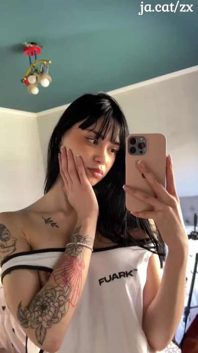 Брюнеточка