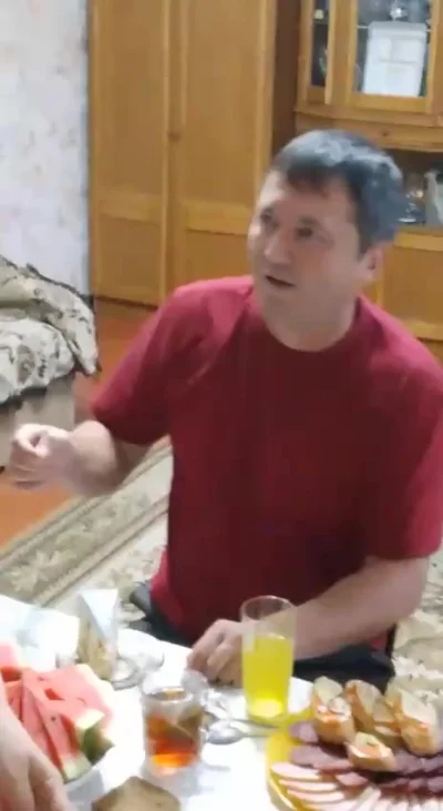 Когда остаётся один кусок торта, а за столом сидят мама и дети, только папа скажет, что он наелся...