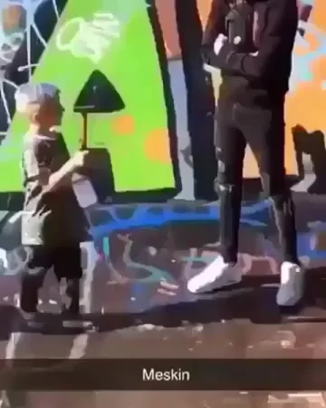 Малыш с молотком получает жизненный урок