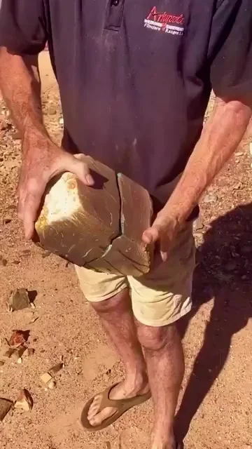 Валунный опал, найденный в Австралии