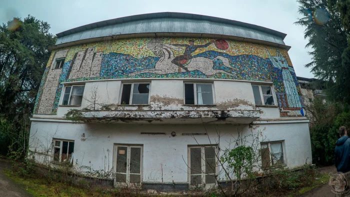 Заброшенная база отдыха у моря: словно застряла в позднем СССР