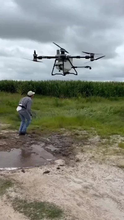 Фермер пробует грузоподъемность нового коптера