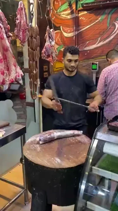 Классно он наловчился мясо рубить