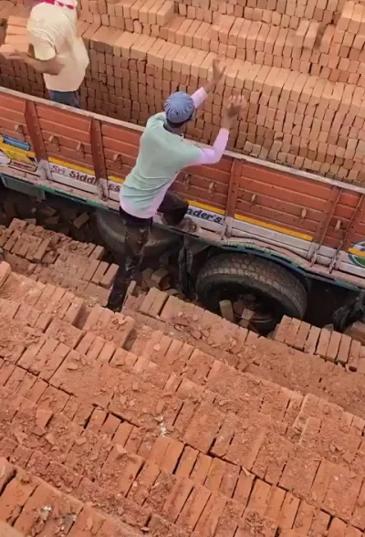 Погрузка кирпичей