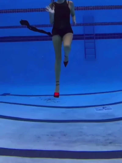 Она в танцах