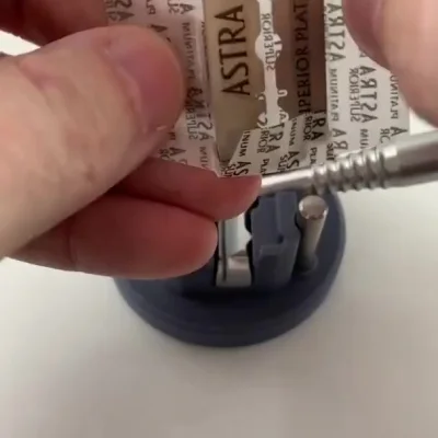 Одно бреет чисто, а два ещё чище