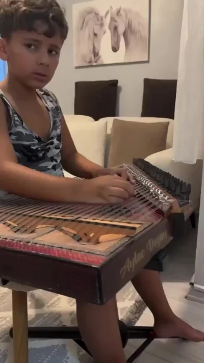 Вдохновенное исполнение на кануне (музыкальном инструменте)