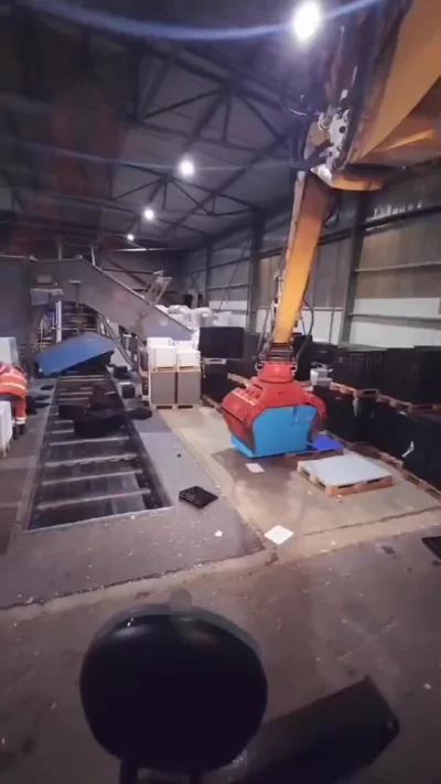 Это надо додуматься матрасом мусор подметать)