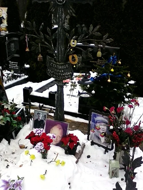 6 марта 2010 года похоронен на Троекуровском кладбище в Москве рядом с могилами Владислава Галкина и Александра Дедюшко