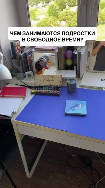 Ребенок делает книги