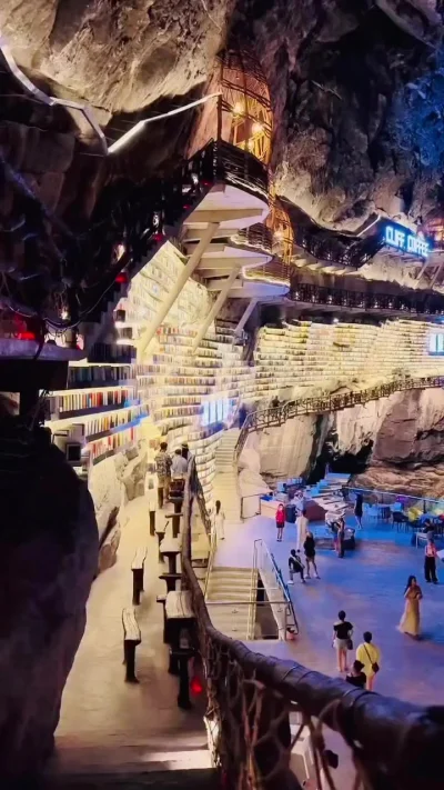 В Китае открылся книжный магазин прямо в скале возрастом около 100 миллионов лет