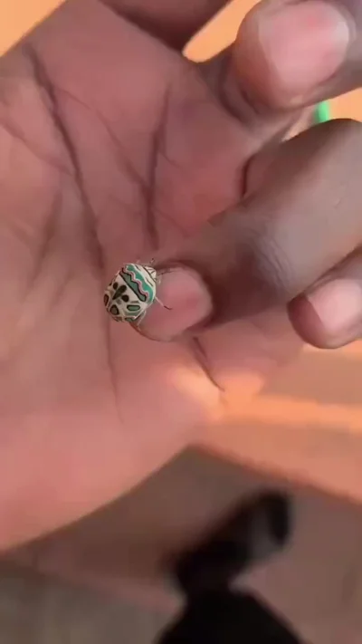 У вас пуговица сбежала