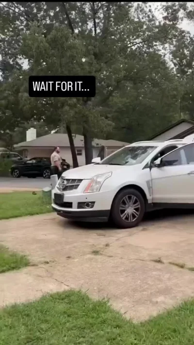 У копа чувствуется опыт игры в американский футбол)